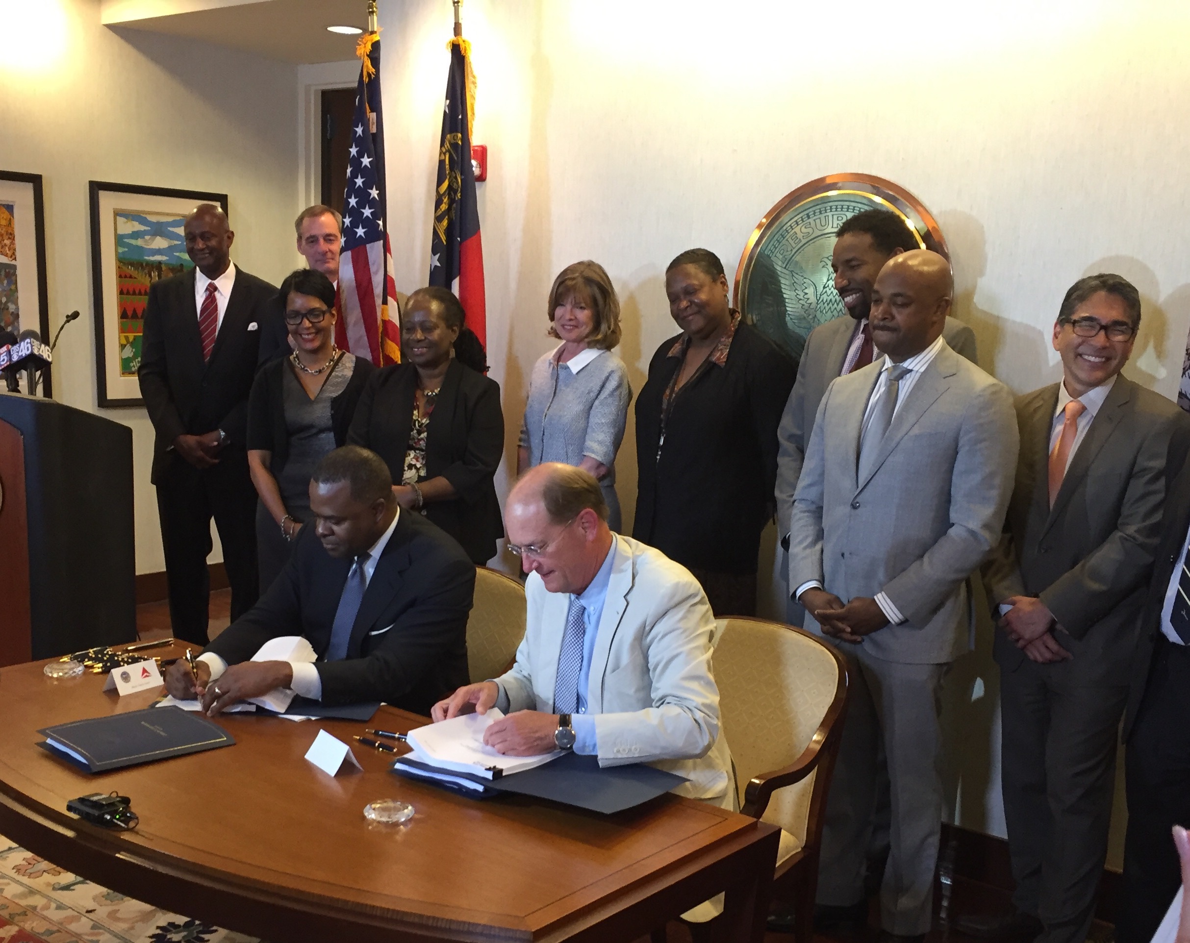 Atlanta Mayor Kasim Reed And CEO Richard Anderson Sign Airport Lease Atlanta mayor kasim reed and ceo richard anderson sign airport lease